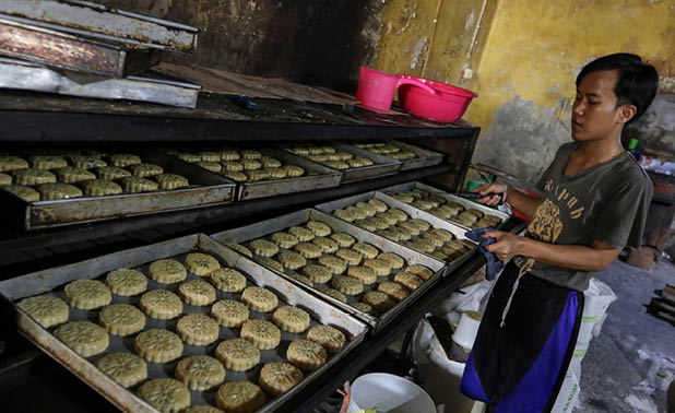 JIBI Bisnis Eusebio Chrysnamurti KREDIT UMKM NAIK Pekerja menyelesaikan pembuatan kue di Jakarta, Rabu (9 2 2022)  Bank Indonesia (BI) melaporkan penyaluran kredit ke sektor UMKM pada Desember 2021 tumbuh sebesar 12,3% secara tahunan (year-on-year yoy) menjadi Rp1 147,3 triliun  